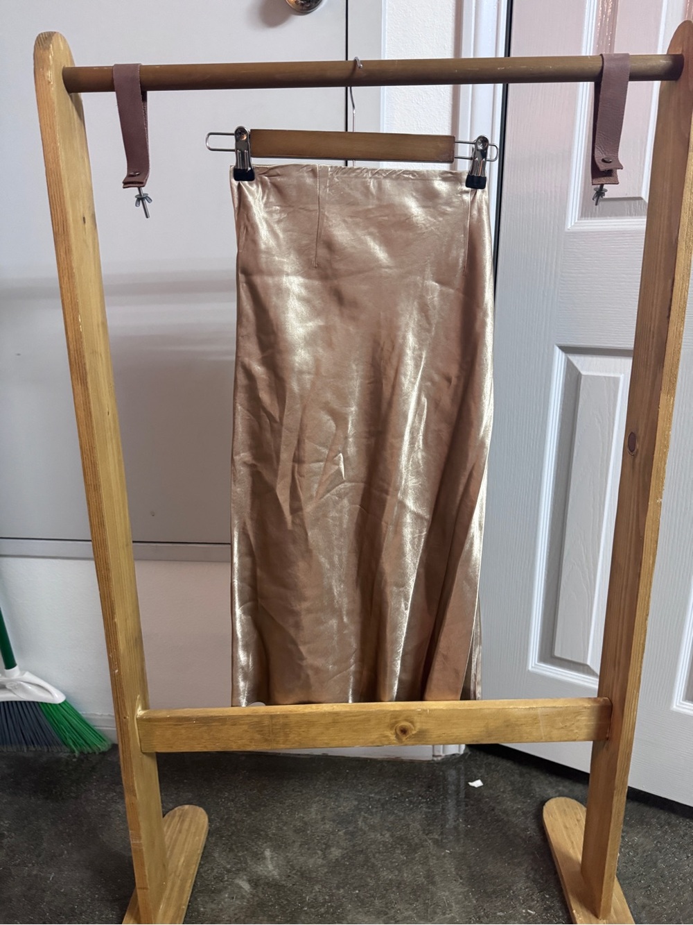 Aritizia / Bavarian Champagne Midi Silk Skirt SMALL